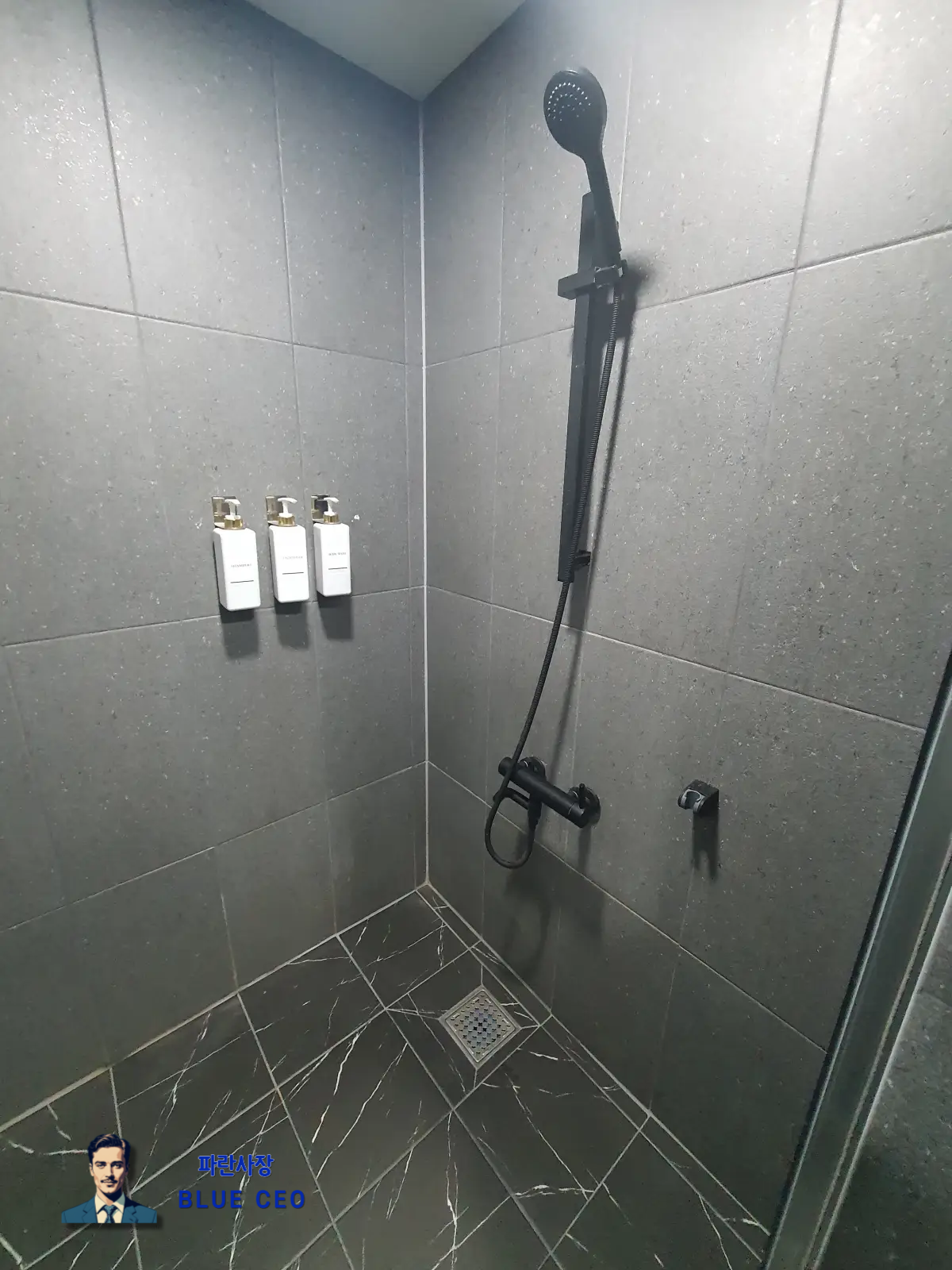 공유오피스-화장실-내부-샤워실-제공-온수-나옴-샴푸-바디워시-린스-제공