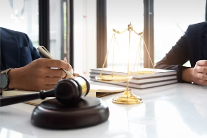 변호사와 의뢰인이 만나서 대화를 하는 장면