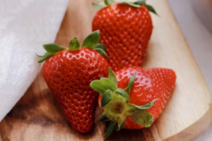 딸기 3알 사진