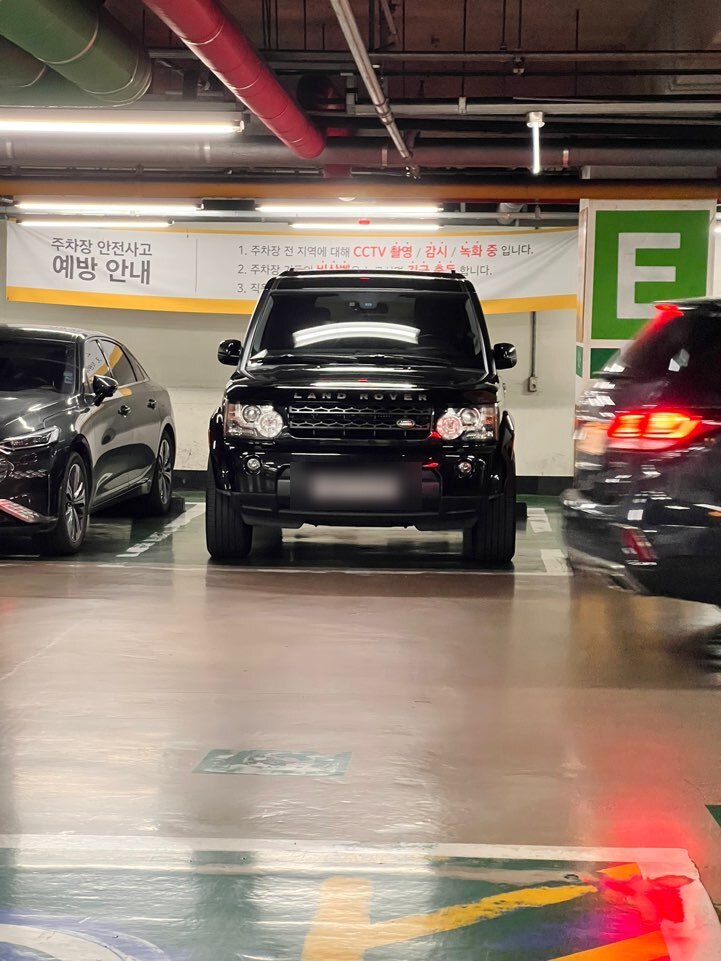 지하주차장에 세워둔 중고 수입 SUV