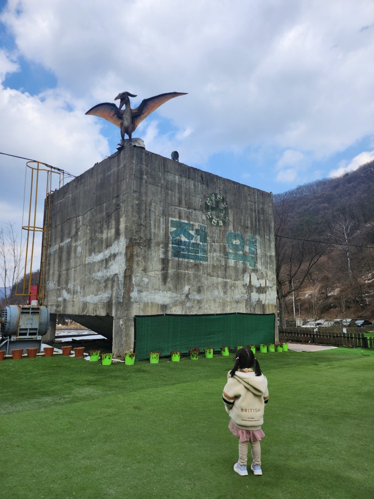 익룡 모형을 보는 아이