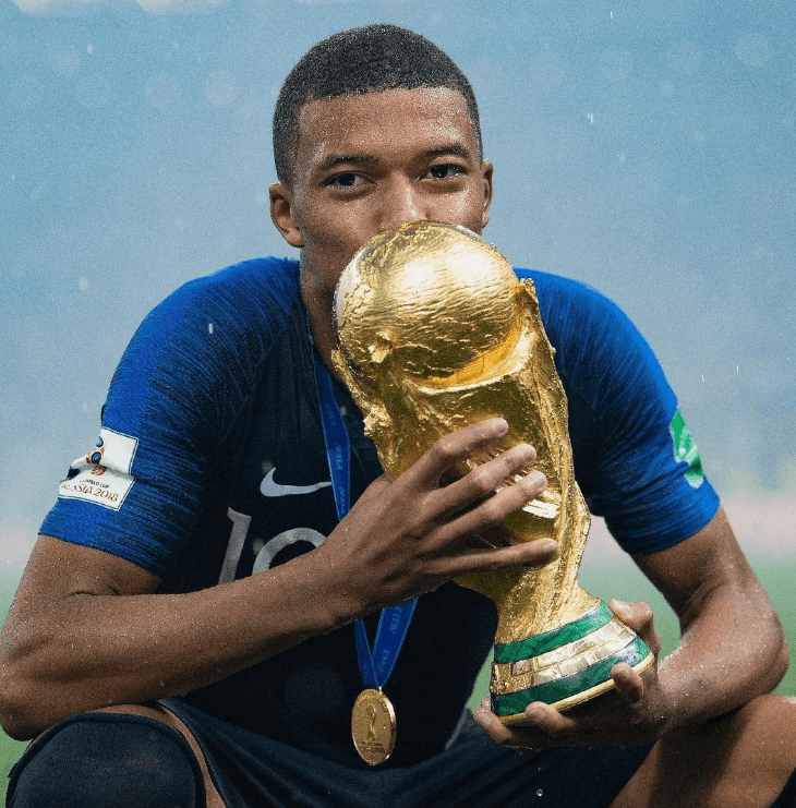 트로피를 받은 음바페