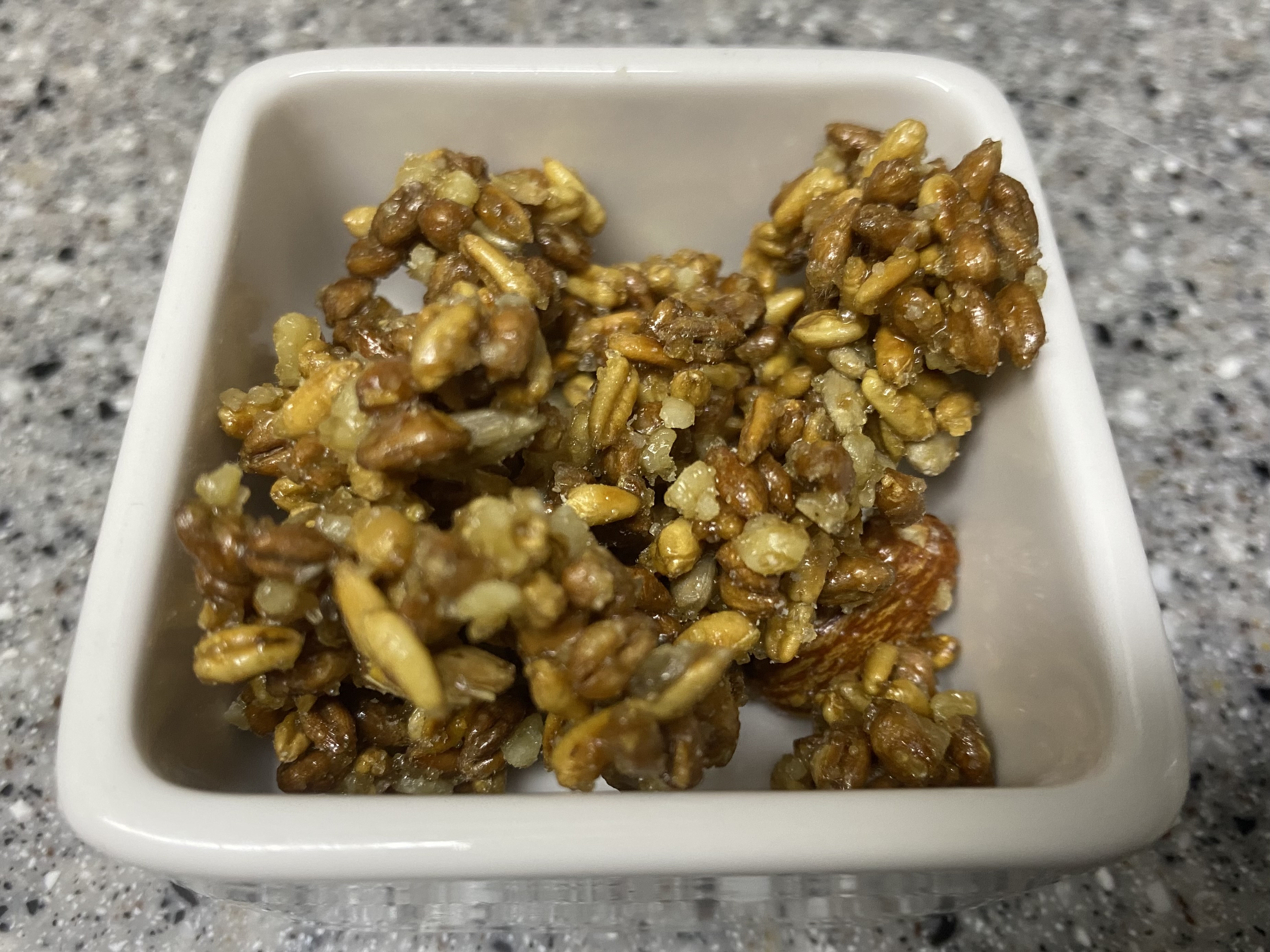 코스트코에서 구매한 '그래놀라 파로이츠' 사진입니다. 사각형 모양의 흰색 그릇에 '그래놀라 파로이츠'가 5개 들어있습니다. 통곡물과 견과류가 뭉쳐진 형태입니다.