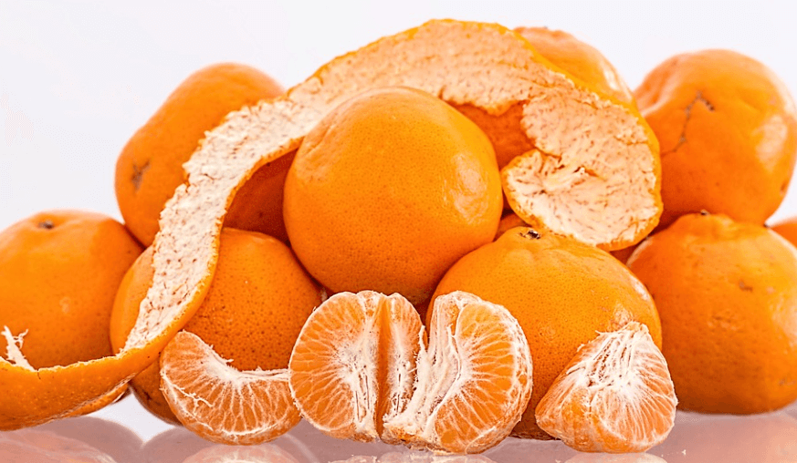 귤껍질 활용법으로 귤 껍질과 여러 개의 귤이 놓여 있다