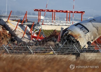 제주항공기와-로컬라이저-충돌-후-파괴된-사진입니다.