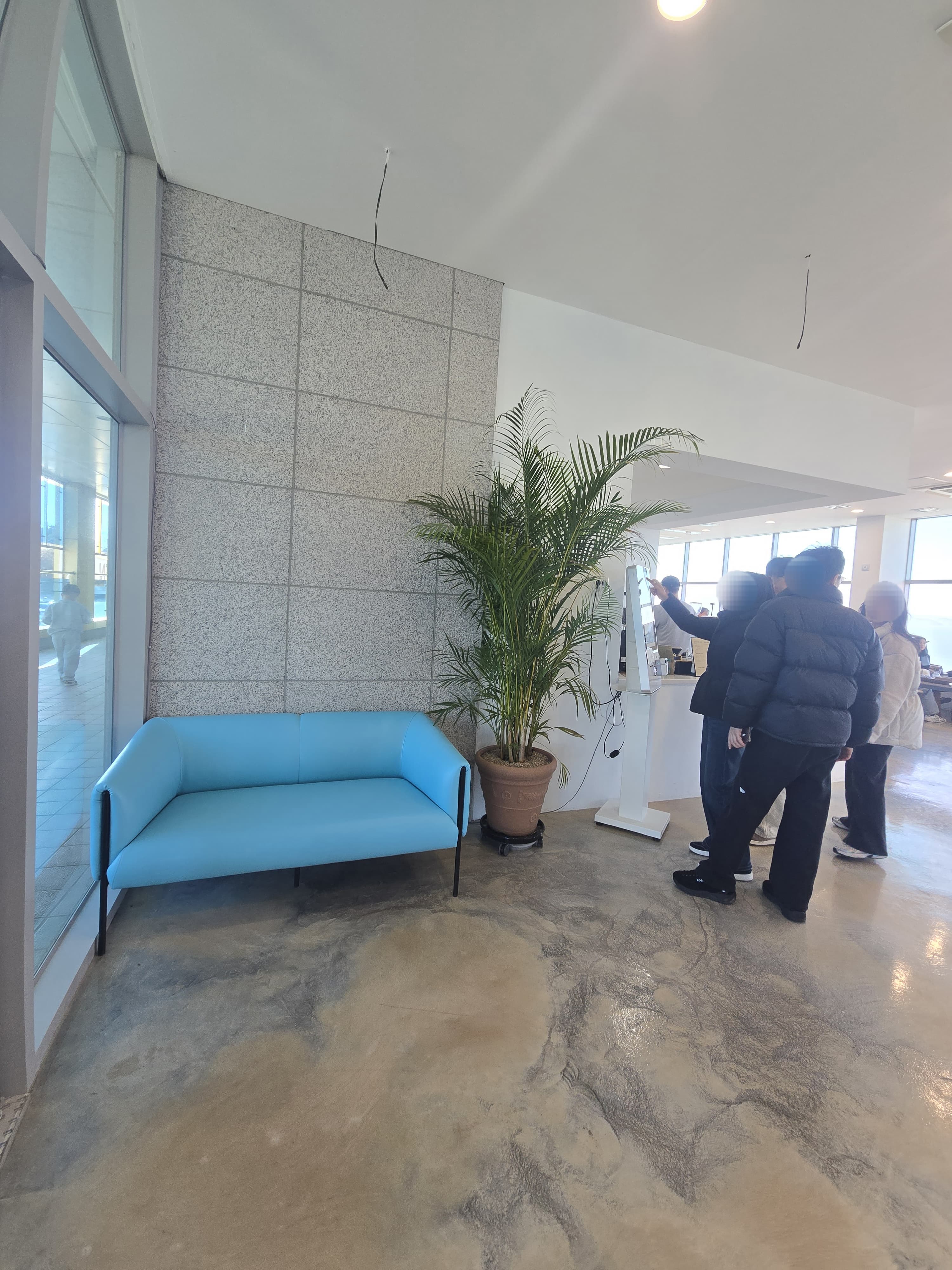 엉클제이카페에서 키오스크앞에서 메뉴 주문하는 모습