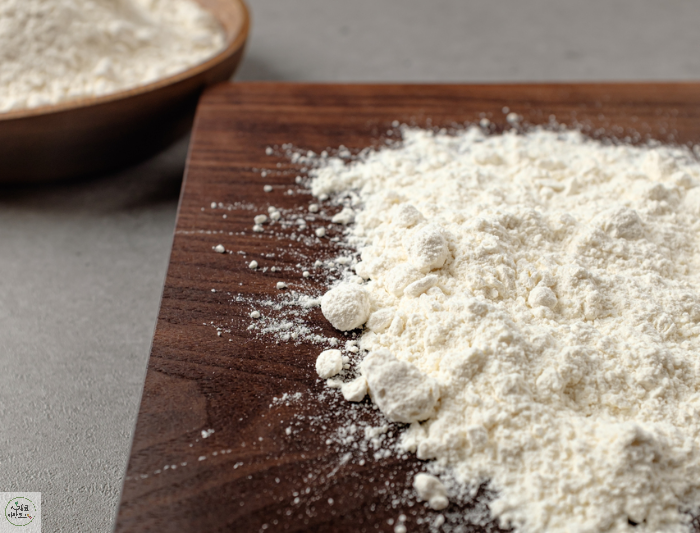 나무 도마 위 뿌려진 밀가루