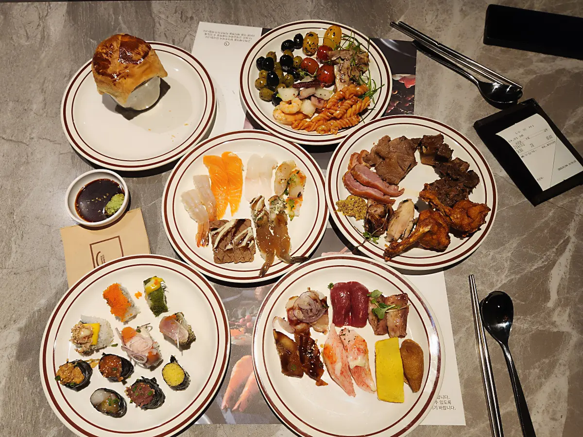 마곡-맛집-고메스퀘어-발산점-초밥-롤-닭고기-돼지고기-수육-삼겹살-스프-빵