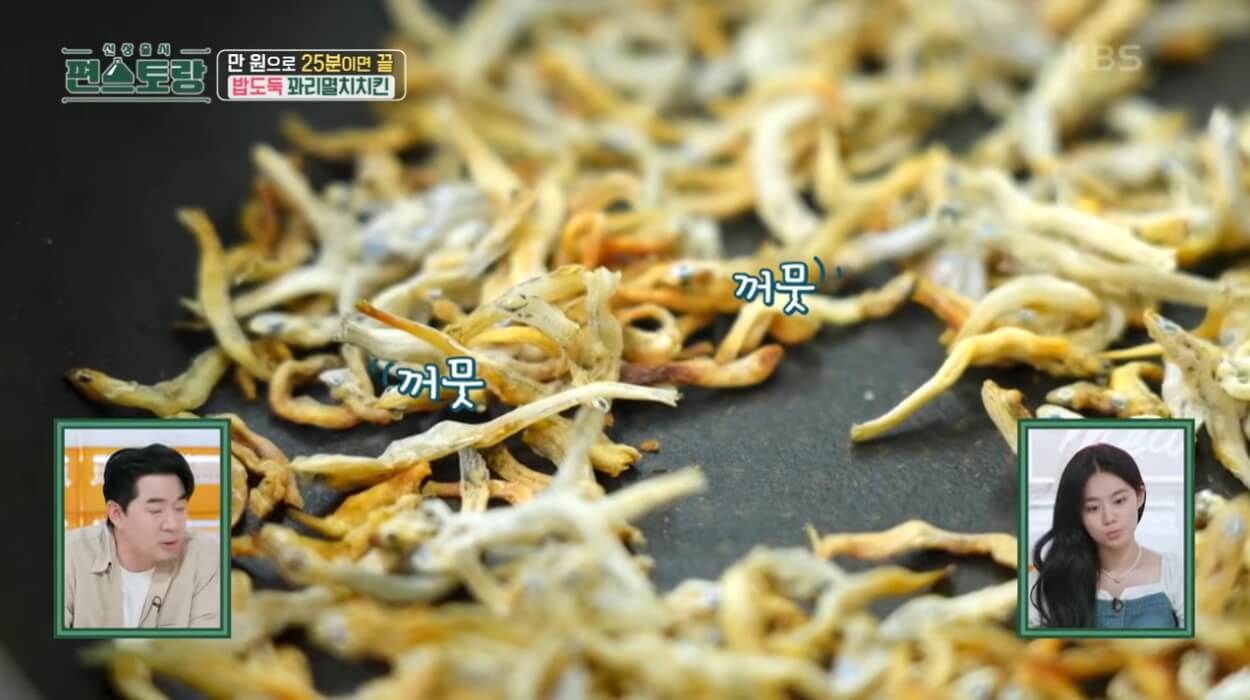 멸치를 볶는 이미지