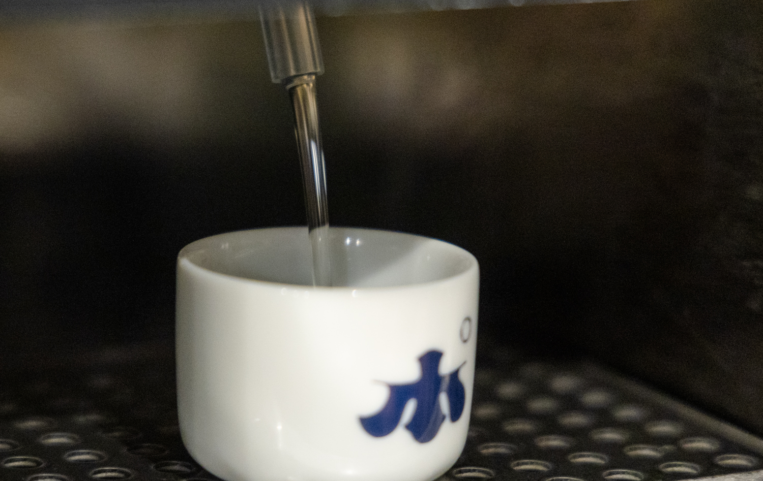 폰슈칸 사케자판기에서 사케가 나오는 장면