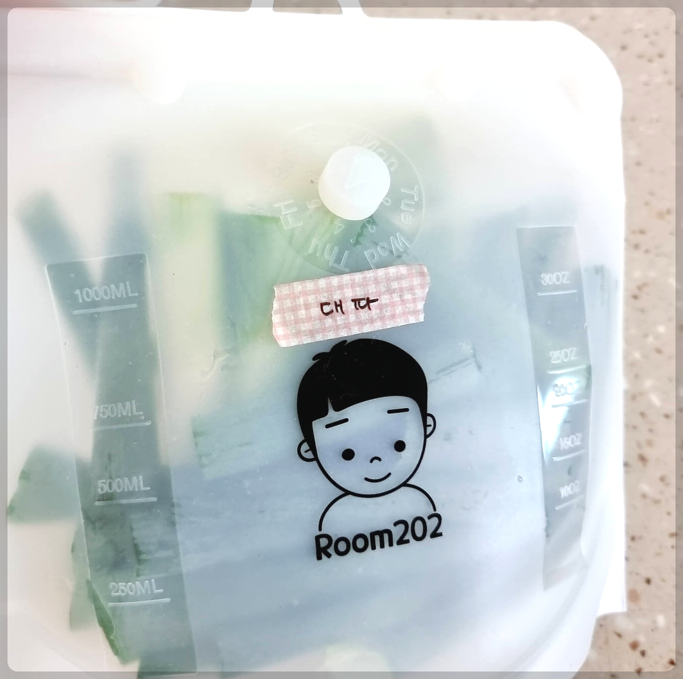 실리콘지퍼백에 대파를 넣어 보관하는 모습