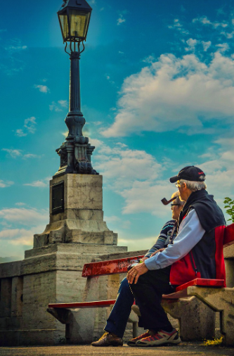 부부가 여행지에서 앉아 휴식을 취하는 사진
