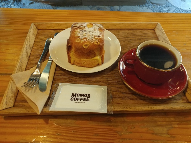 모모스커피 빵과 커피