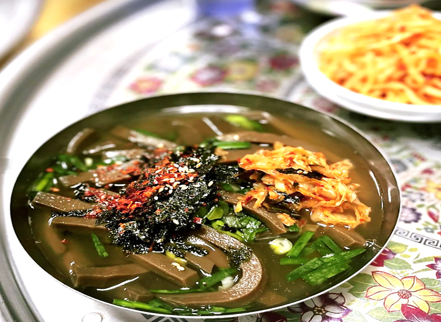 진한 갈색의 도토리묵채