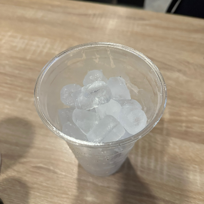 얼음이 담긴 컵 사진