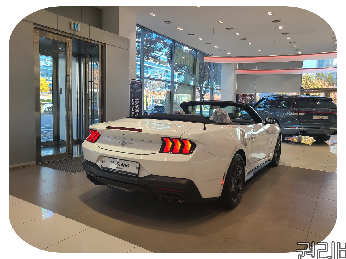 신형 머스탱 후측면