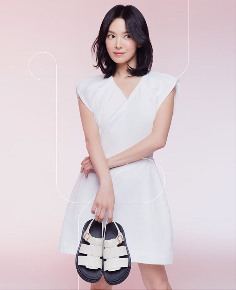 모델 송혜교가 핏플랍 피셔맨 샌들을 들고 찍은 화보