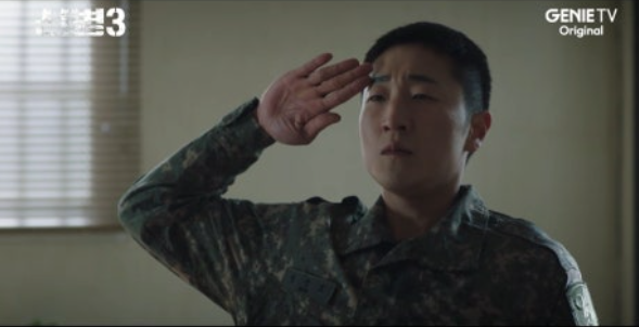 신병3 1화 최강빌런 윤성모가 경례하는 모습
