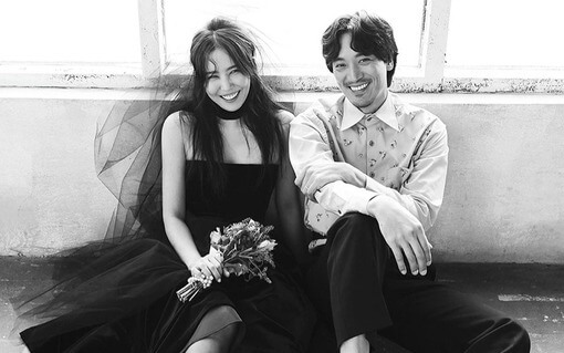 바닥에앉아있는-남성과여성의모습