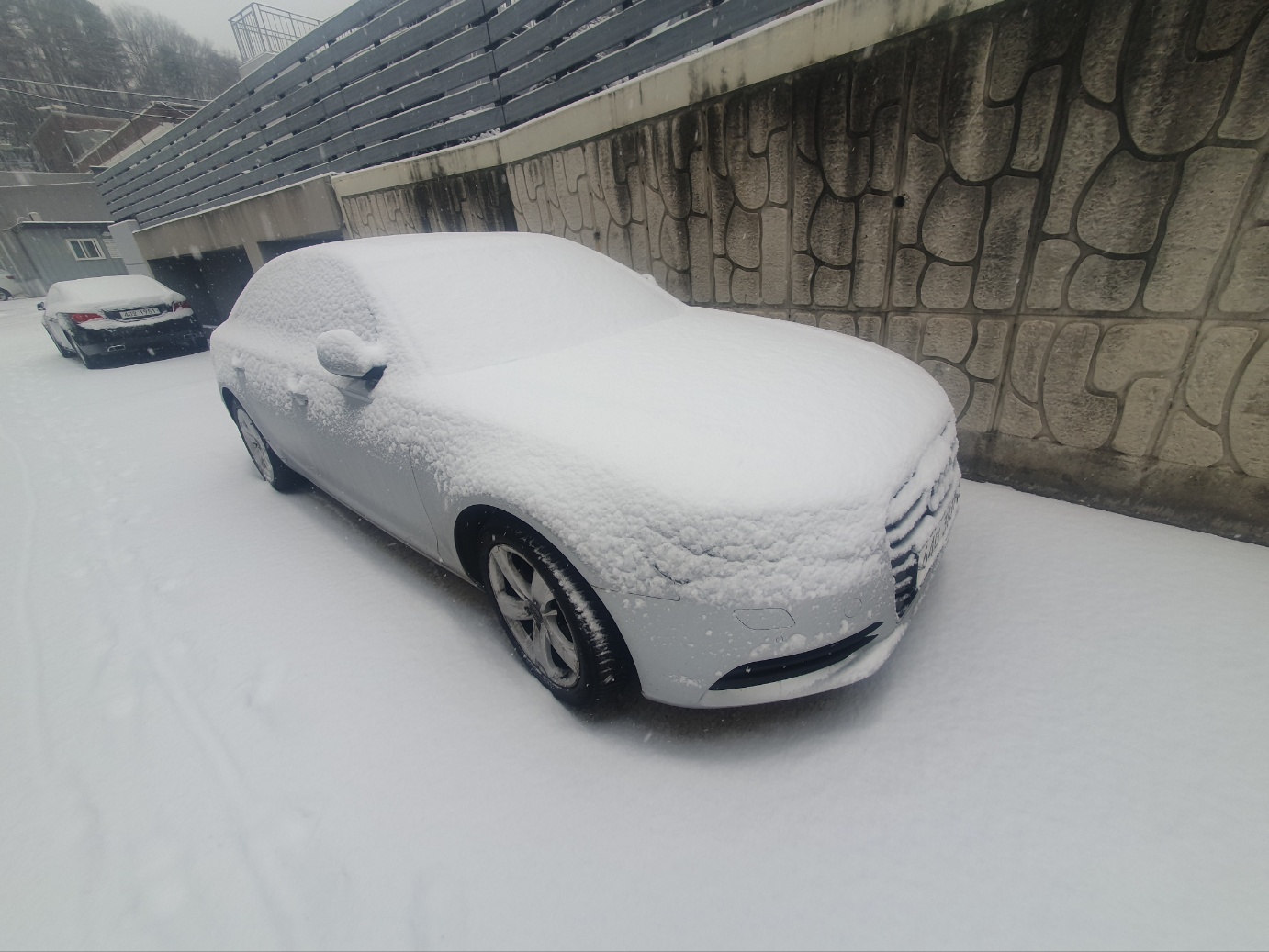 골목에_주차한_어머니_차량에_눈이_쌓인_모습