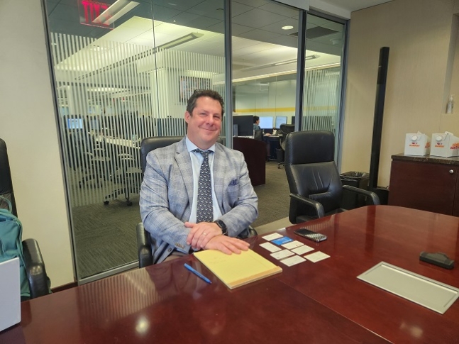 미래에셋증권 USA 법인의 크리스토퍼 햄스테드 ETF·AP포트폴리오 리밸런스 트레이딩 헤드가 15일(현지시간) 미국 뉴욕 맨해튼에 위치한 미래에셋증권 USA 법인 사무소에서 취재진과 대화를 나누고 있다.