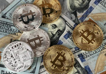 달러와 코인이 잔뜩 모여 있다.