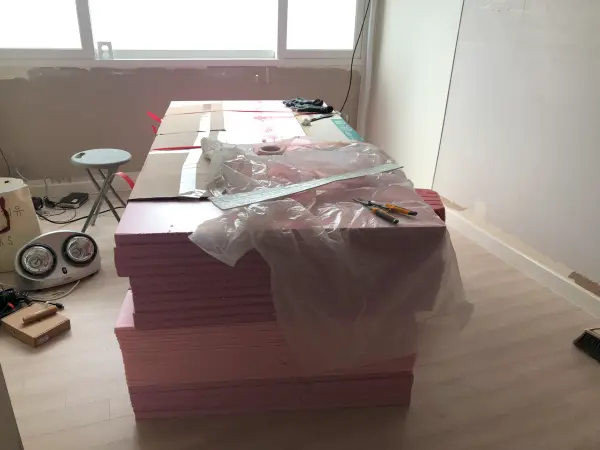 구매해 온 아이소핑크를 쌓아둔 모습
