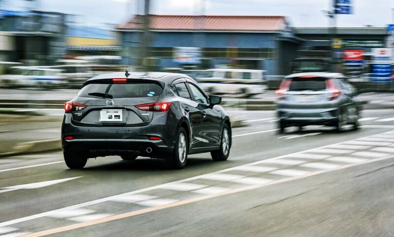 주행중인-검은색-자동차