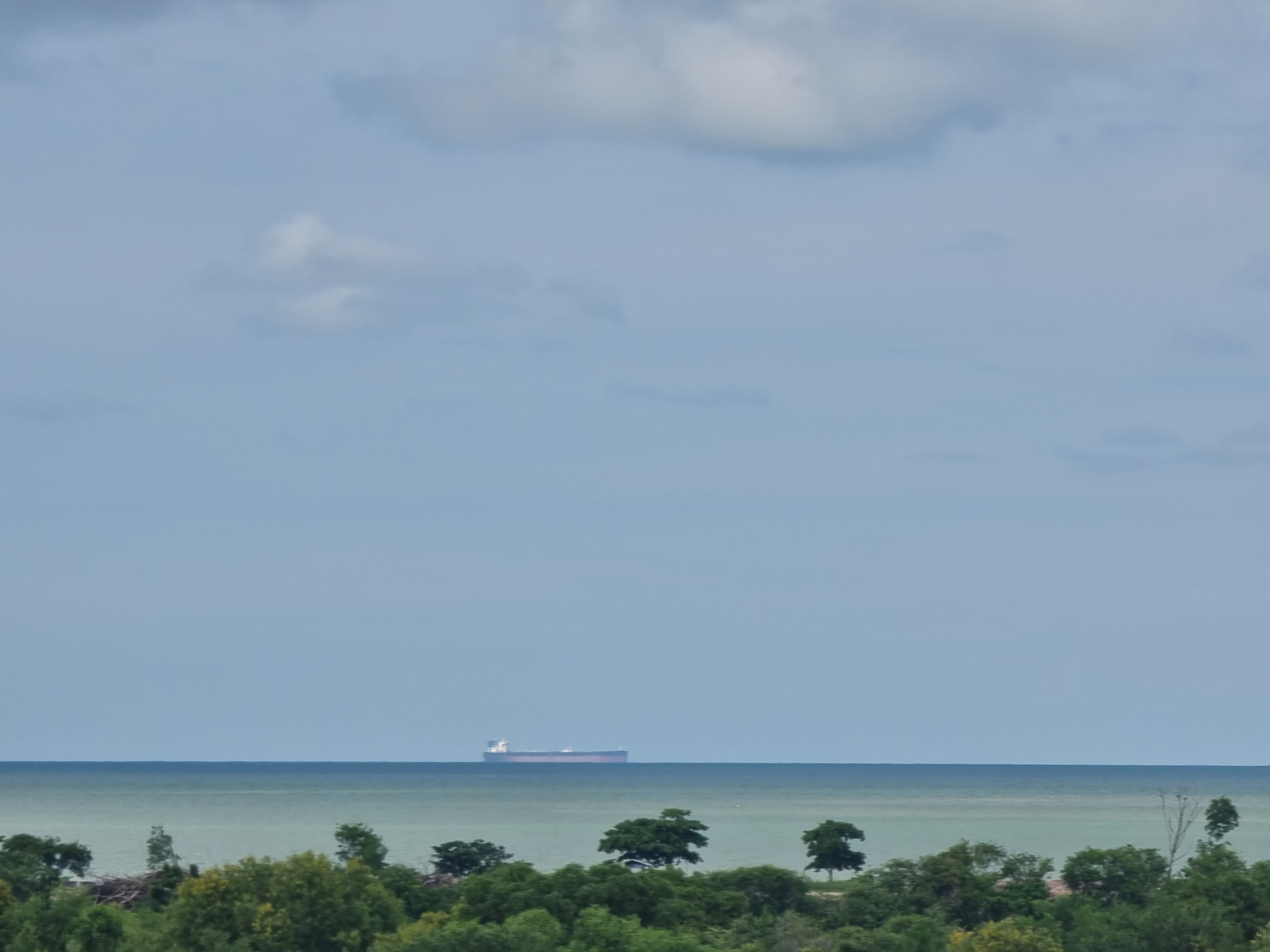 말라카해협을 대형선박이 운항하고 있는 사진