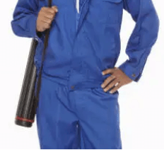 근로자가 장구류를 들고있다