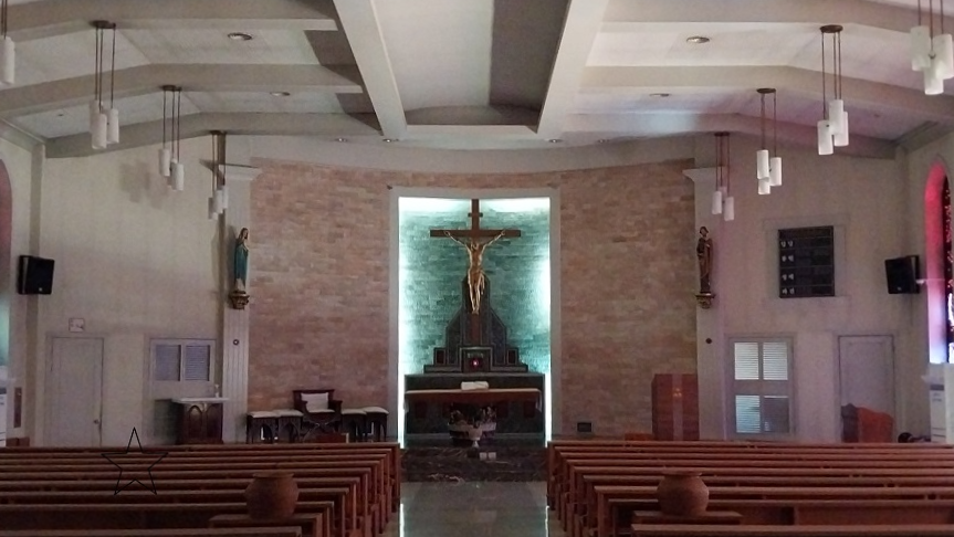 의정부1동성당 성전 안 십자고상, 감실, 제대, 제단 사진