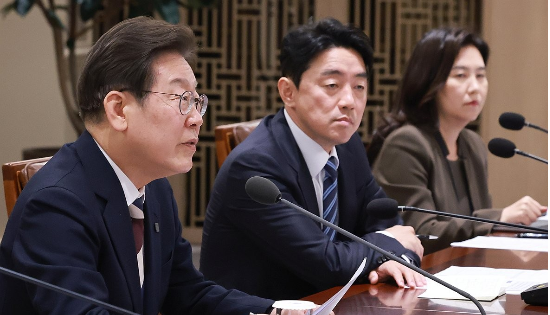 이재명 대통령이 지난 4일 서울 용산 대통령실 청사에서 열린 &lsquo;대통령 1호 명령, 비상경제점검 태스크포스(TF) 회의&rsquo;에서 발언하고 있다.