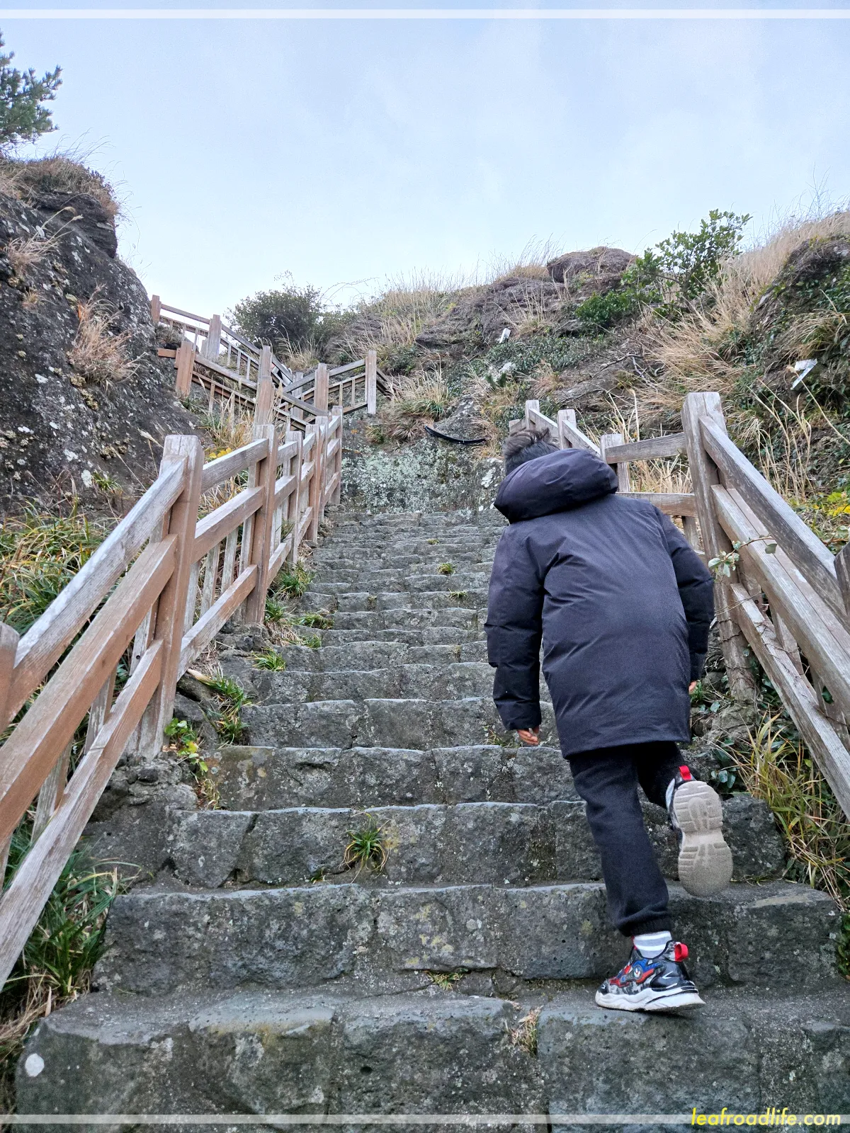 제주-성산일출봉-올라가는길-아들-뒷모습