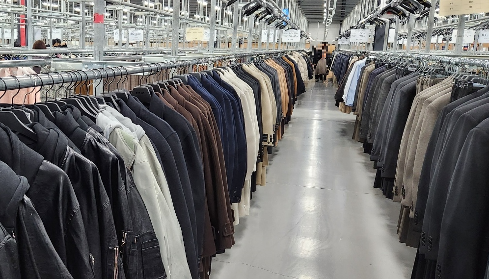 한섬팩토리 아울렛 의류 진열 모습 사진입니다.