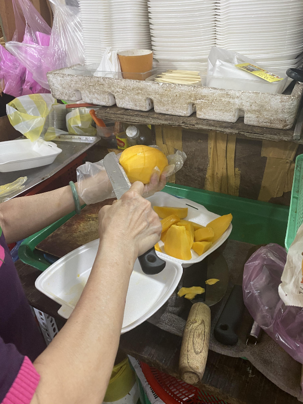 과일 손질해주는 모습