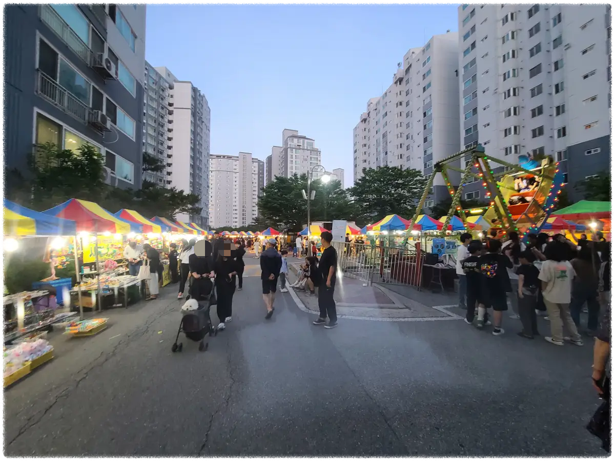 아파트-내부에-열린-야시장-축제를-즐기고-있는-사람들