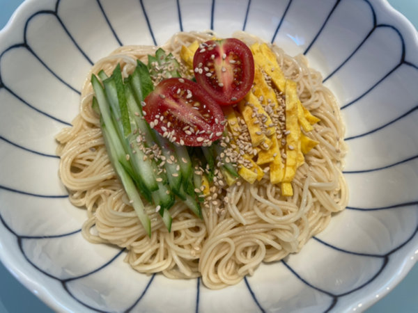 간장 비빔국수 황금레시피 - 방울토마토 올리고 깨소금 듬뿍 뿌려 완성샷