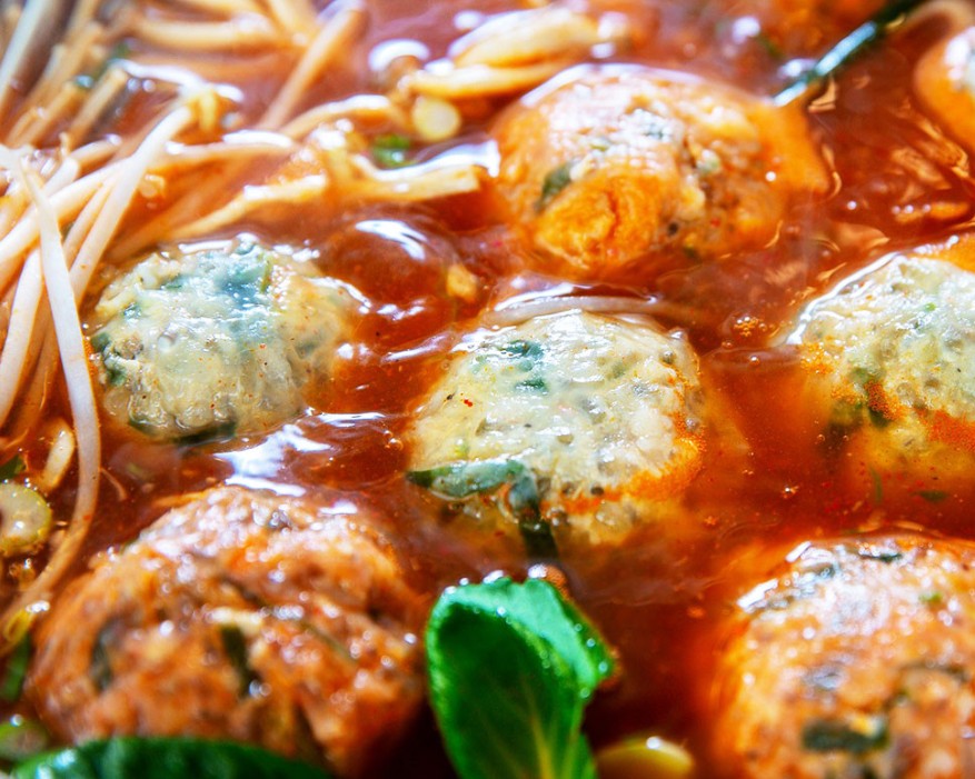 생방송투데이 대식가 굴림만두전골 얼큰한 육수에 보글보글 끓고 있는 모습