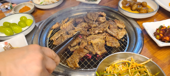 돼지양념갈비 오박사 숯불 돼지갈비 성남 맛집 외부 이마트24 내부 밑반찬 은은한 숯향 맛있게 익어가는 고기