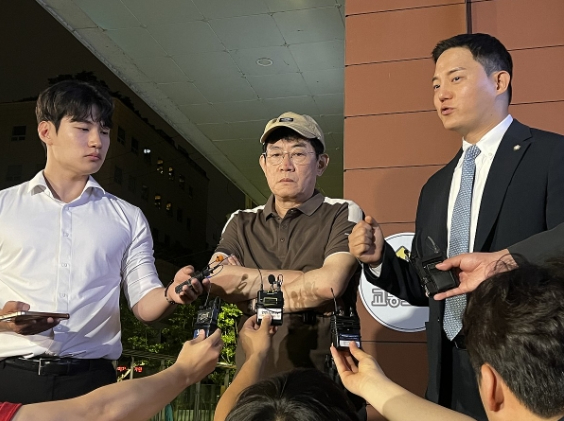 방송인 이경규가 지난 6월 24일 서울 강남경찰서에서 약물 운전 혐의 관련 조사를 마친 뒤 취재진 앞에 서있다. [사진=연합뉴스]