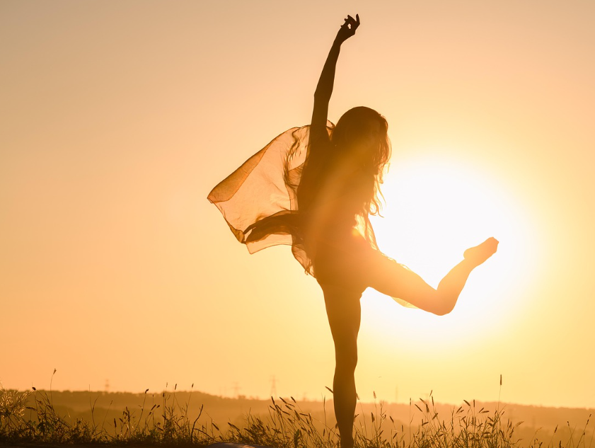 춤추는 여성의 모습