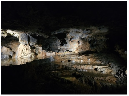 단양 고수동굴 내부 풍경 수직 원형 계단 종유석 석회암 동굴