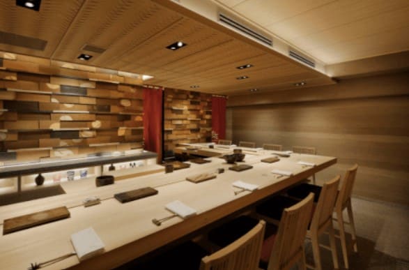 나무로 된 카운터와 위자들이 있는 사진