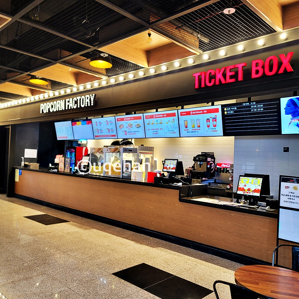 동두천 CGV 영화관 스낵바와 티켓박스이다.