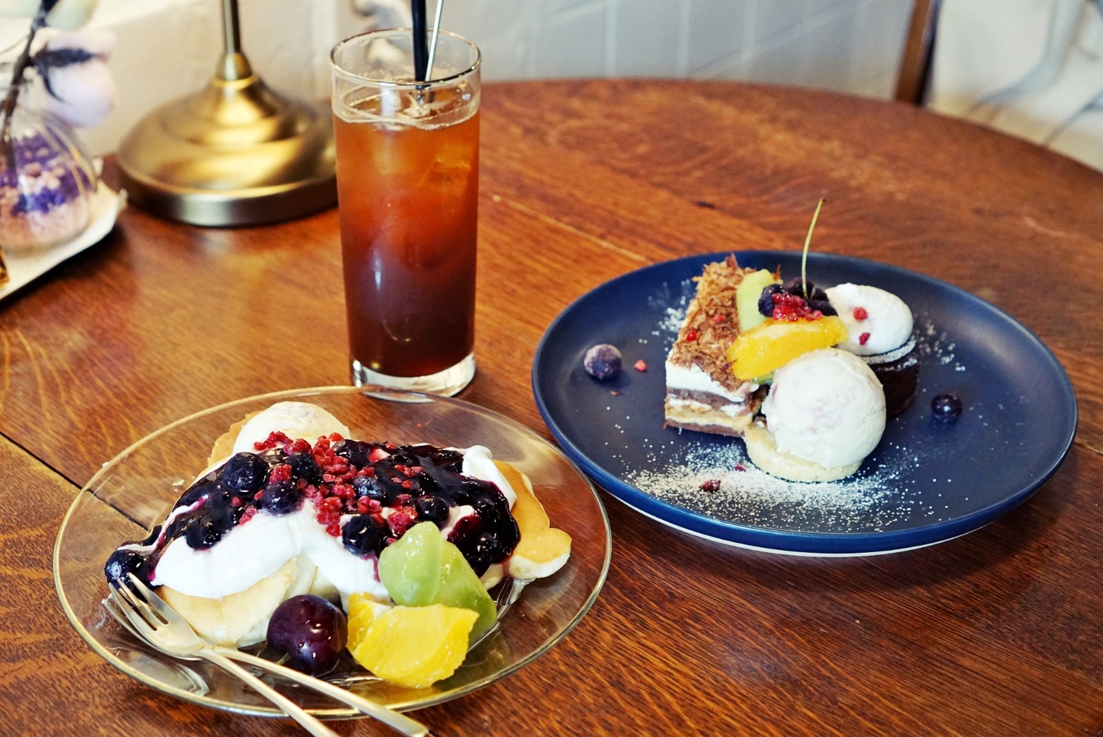 과일케익과 수플레케익, 커피가 테이블에 놓인 모습