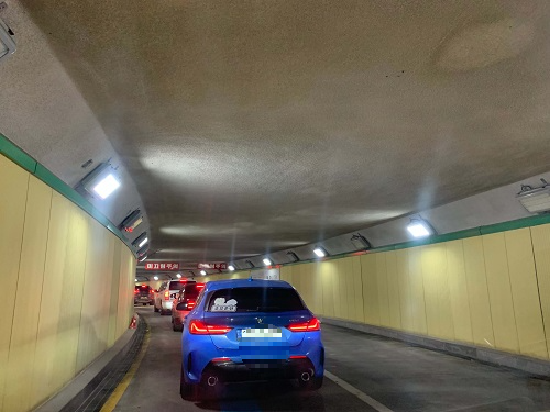 img_줄지어서 주차대행서비스를 기다리는 중