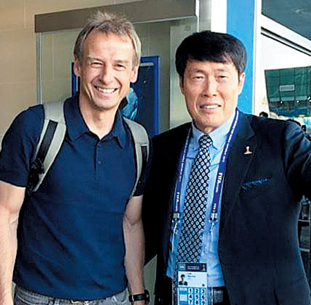 클린스만 감독과 차범근 감독의 사이좋은 모습