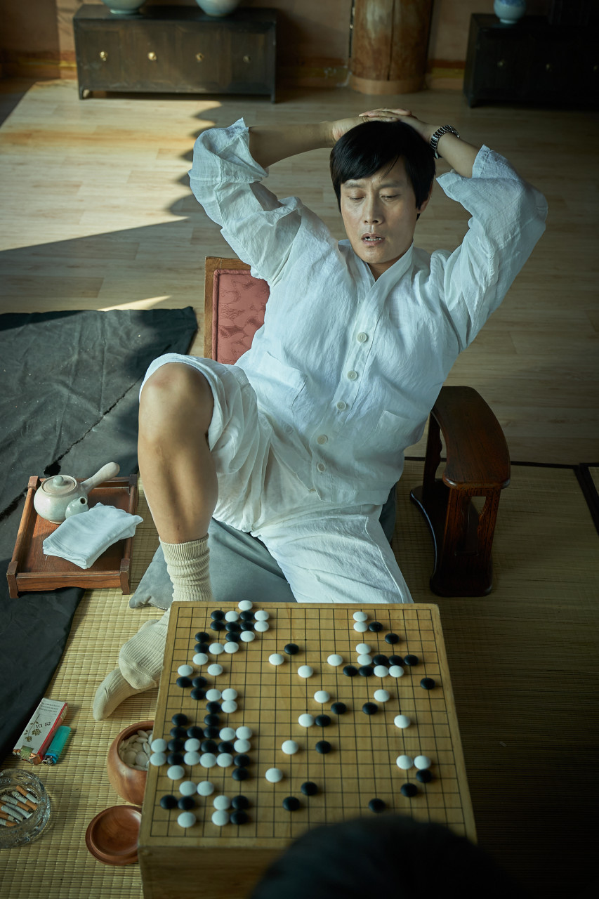 영화 승부 속 조훈현이 바둑판 앞에서 고민하는 모습