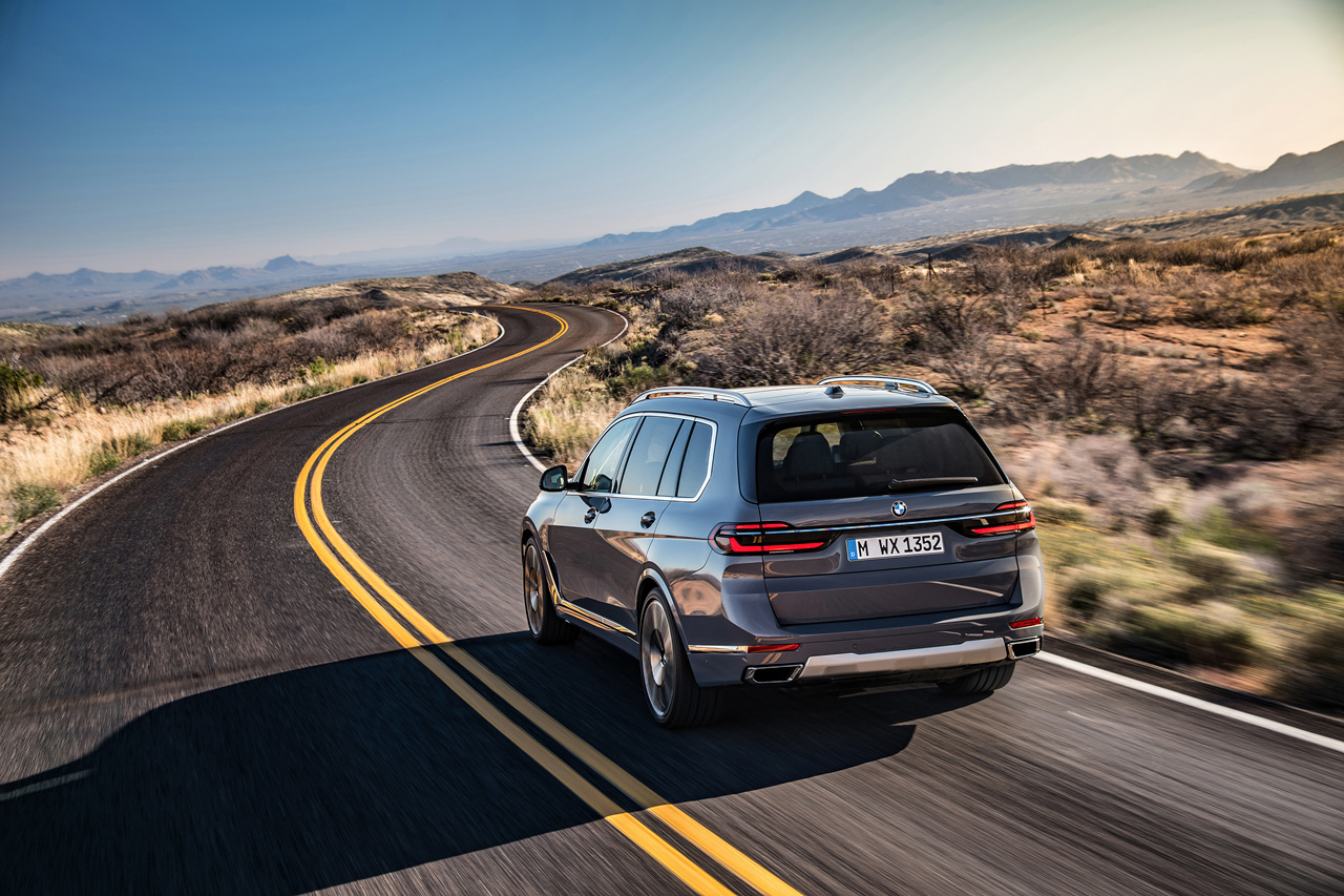 2024년형 BMW X7 주행 후면사진