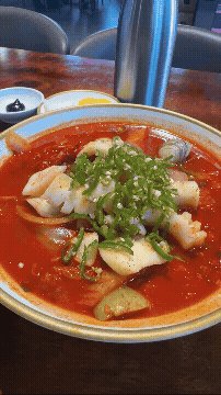 용인 포곡읍 갑짬뽕 고추갑짬뽕 갑오징어 내용물 확인하는 모습